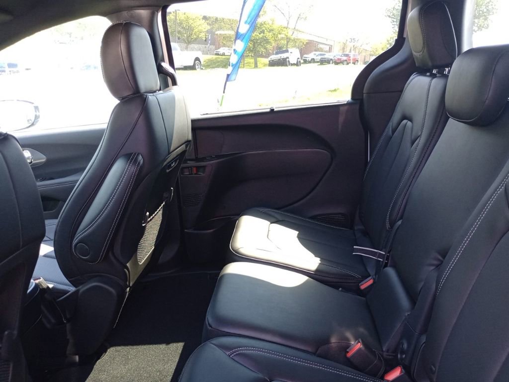 New 2026 Chrysler Pacifica Select image 11
