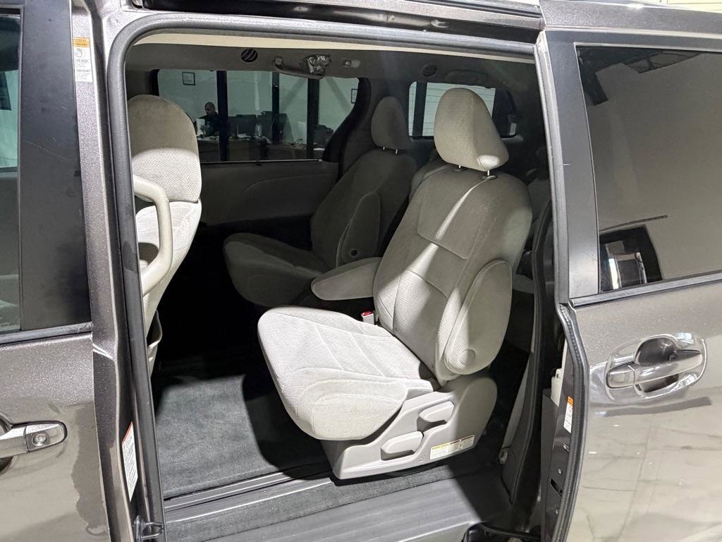 Used 2015 Toyota Sienna LE FWD image 14