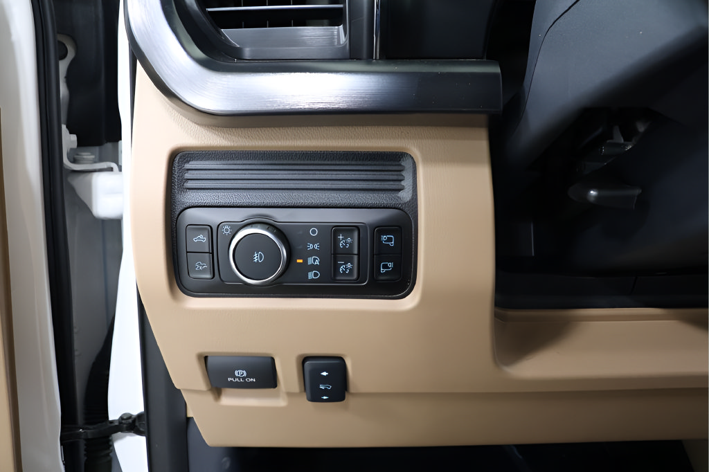 Used 2025 Ford F250 Lariat AWD/4WD image 19