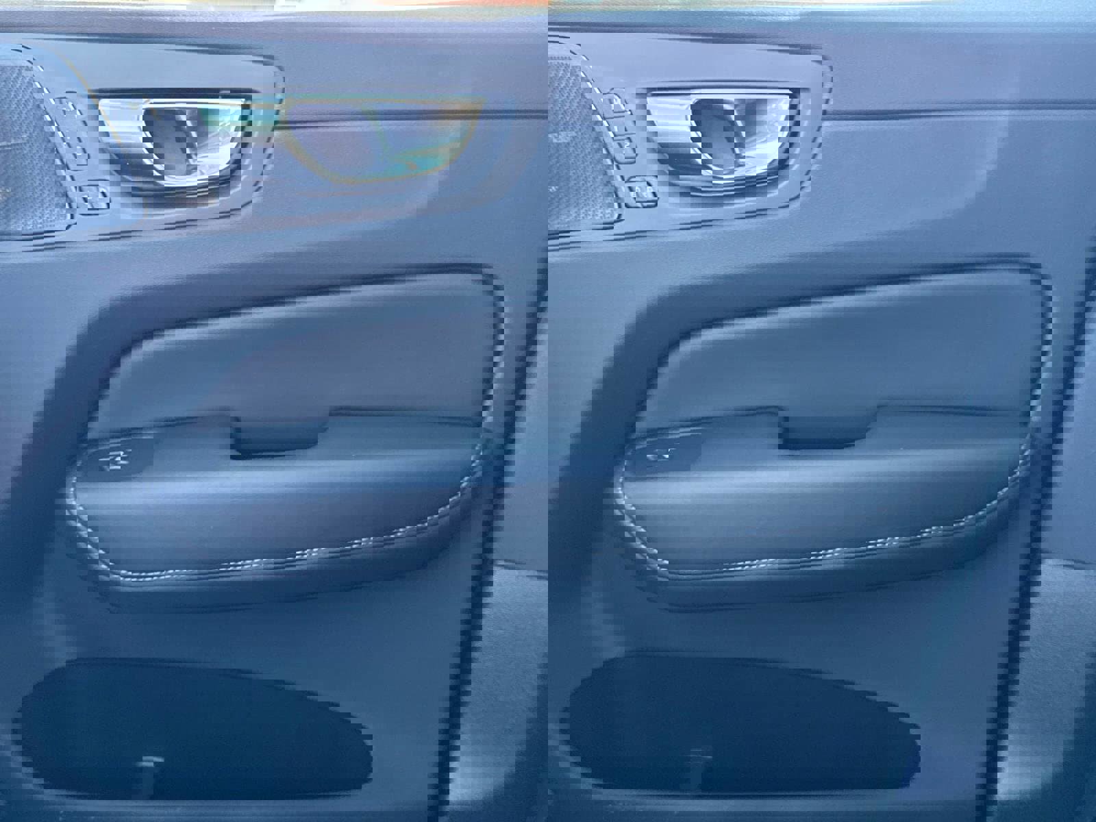 Certified 2023 Volvo XC60 T8 Ultimate w/ Climate Package image 21