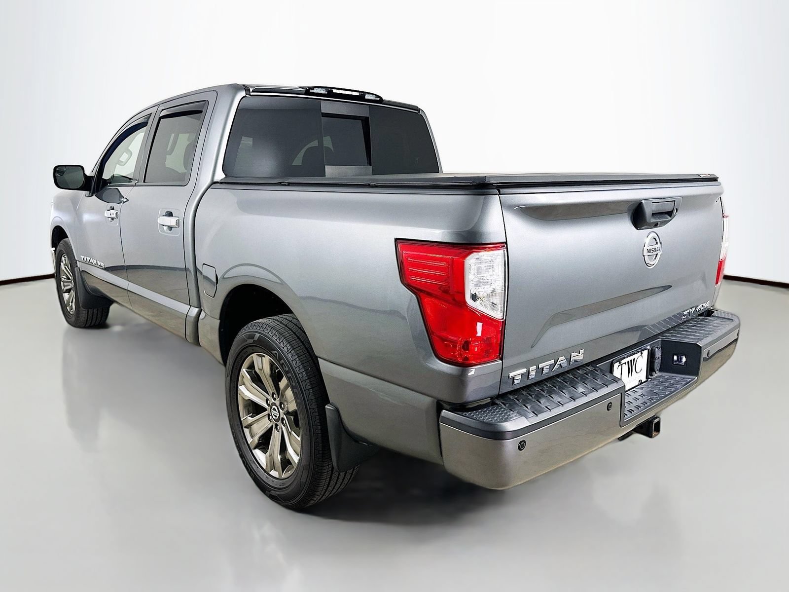 Used 2019 Nissan Titan SV w/ SV Convenience Package AWD/4WD image 7