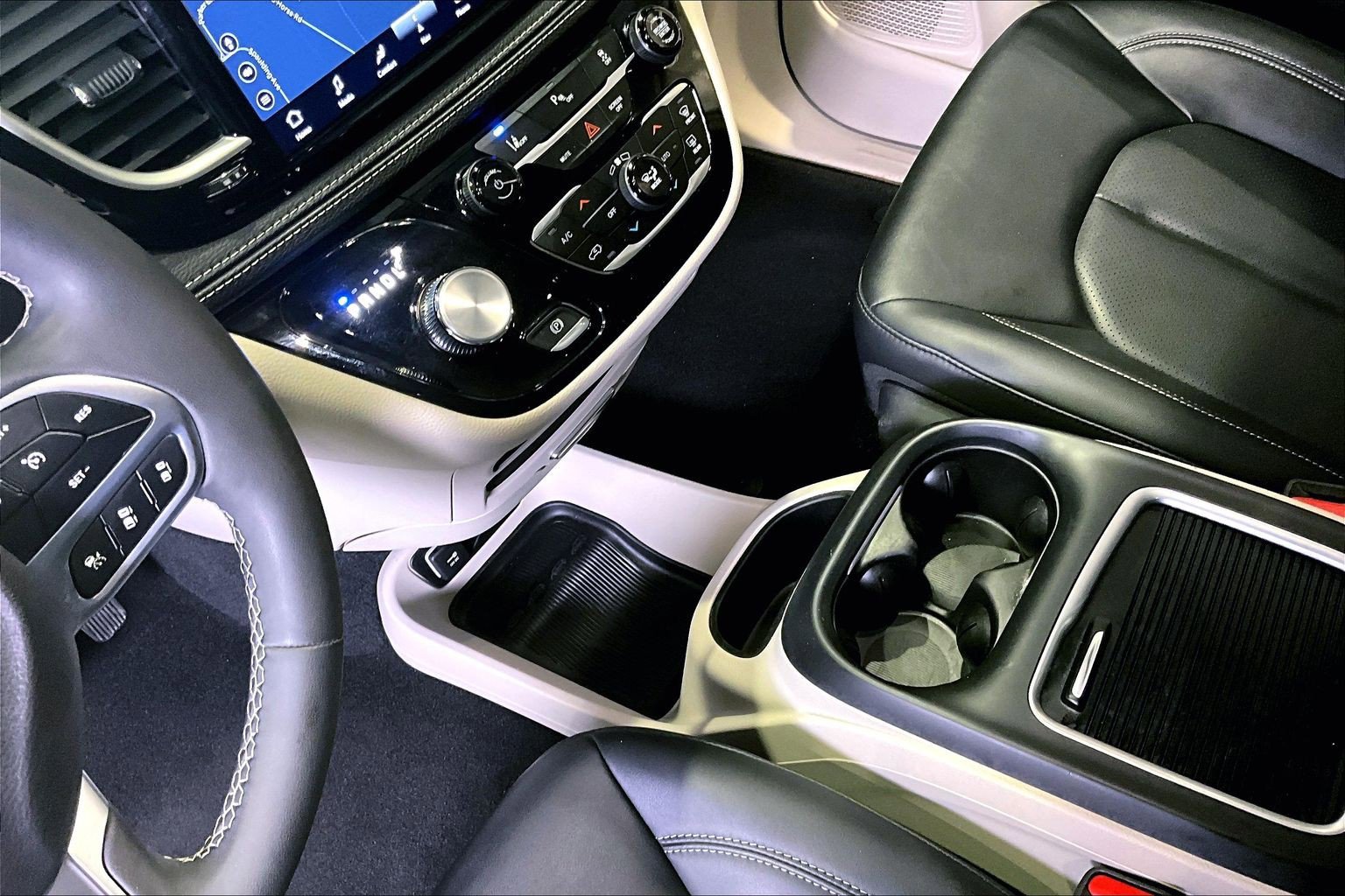 Used 2024 Chrysler Pacifica Select image 18