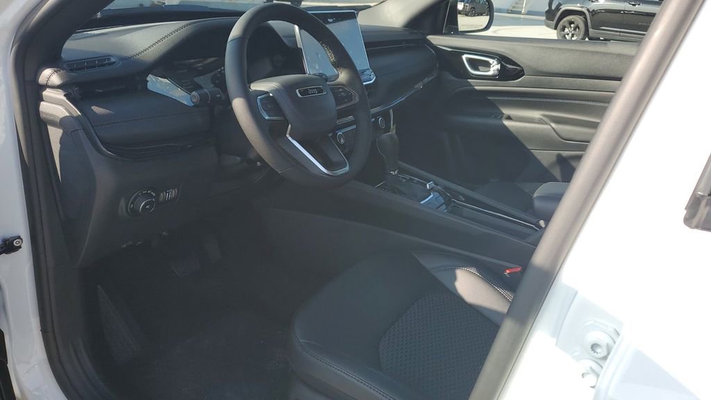 New 2026 Jeep Compass Latitude image 18