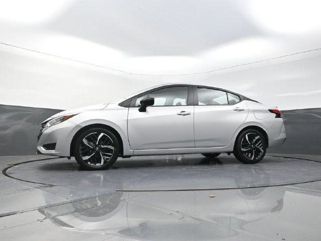 Used 2024 Nissan Versa SR FWD image 34