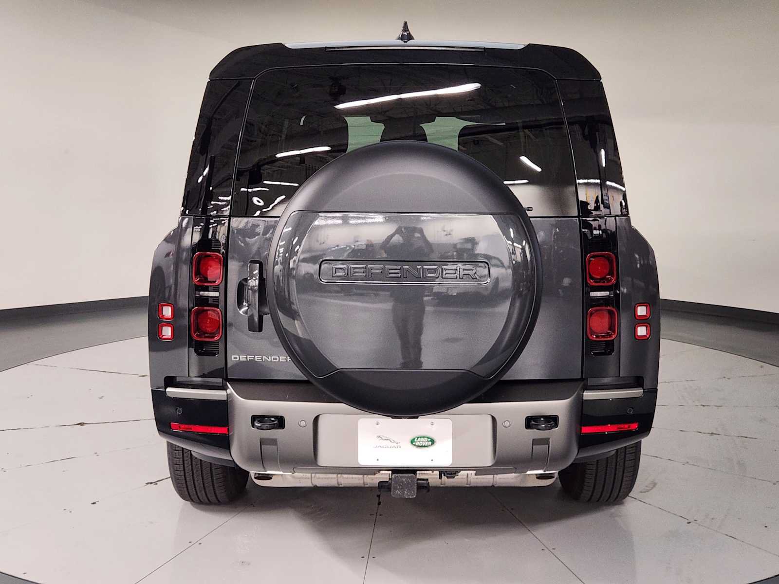 Used 2025 Land Rover Defender 130 X-Dynamic SE AWD/4WD image 15