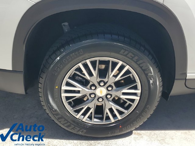 Used 2025 Chevrolet Traverse LT FWD image 8