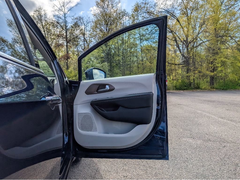Used 2018 Chrysler Pacifica Touring-L Plus FWD image 11
