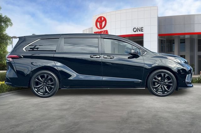 Used 2021 Toyota Sienna XSE FWD image 3