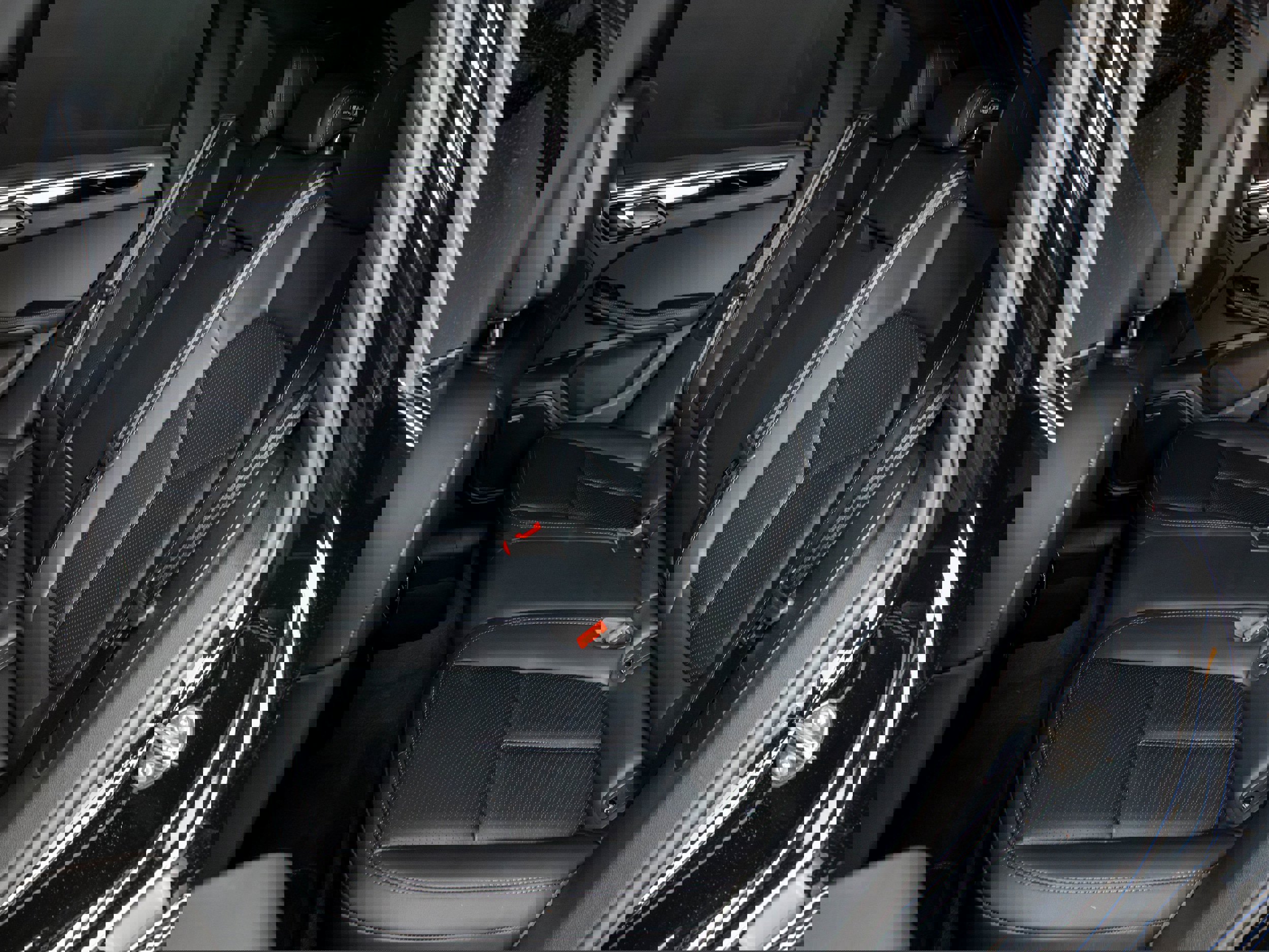 Certified 2025 Porsche Macan Turbo image 40