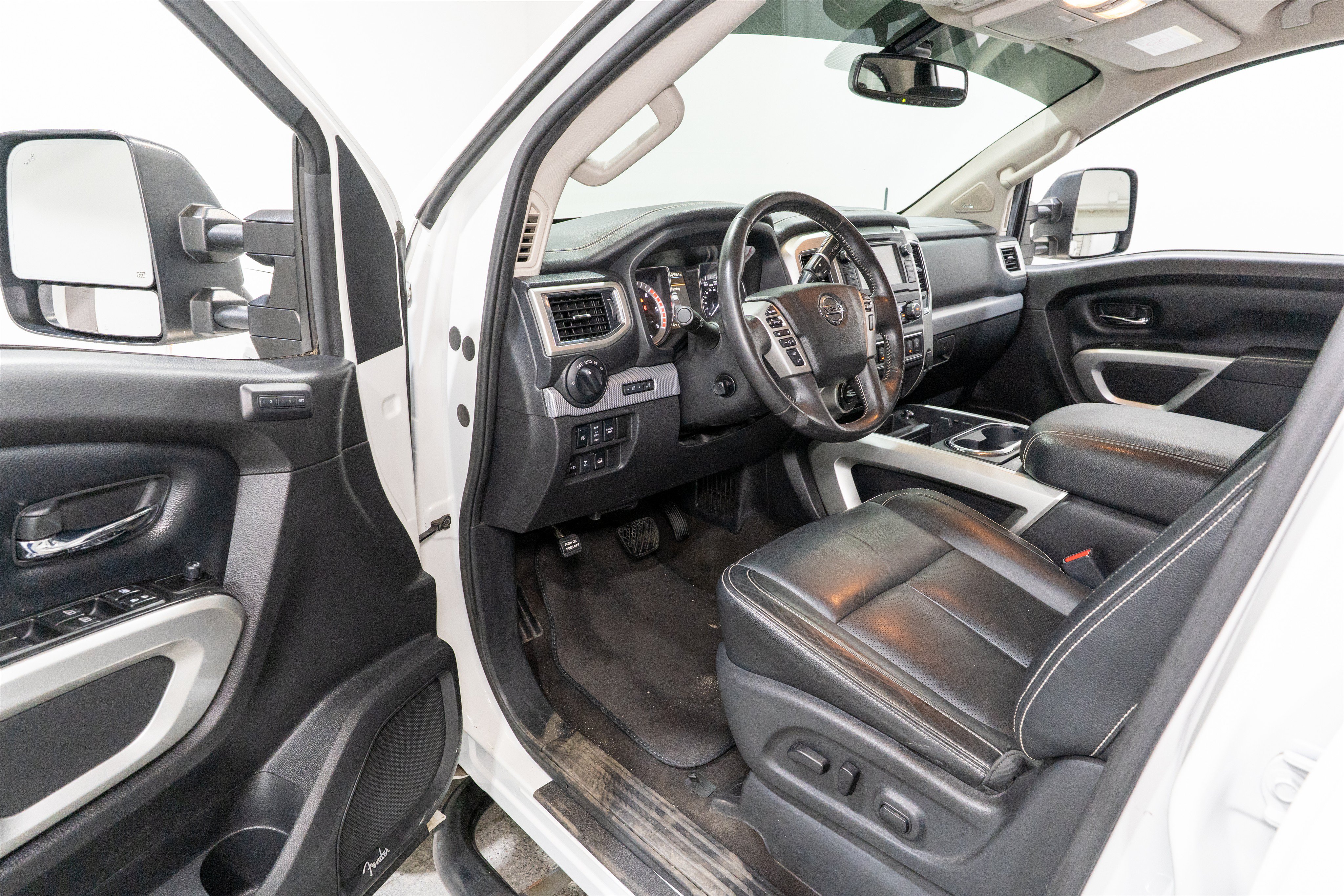 Used 2019 Nissan Titan PRO-4X w/ Pro-4x Convenience Package AWD/4WD image 14