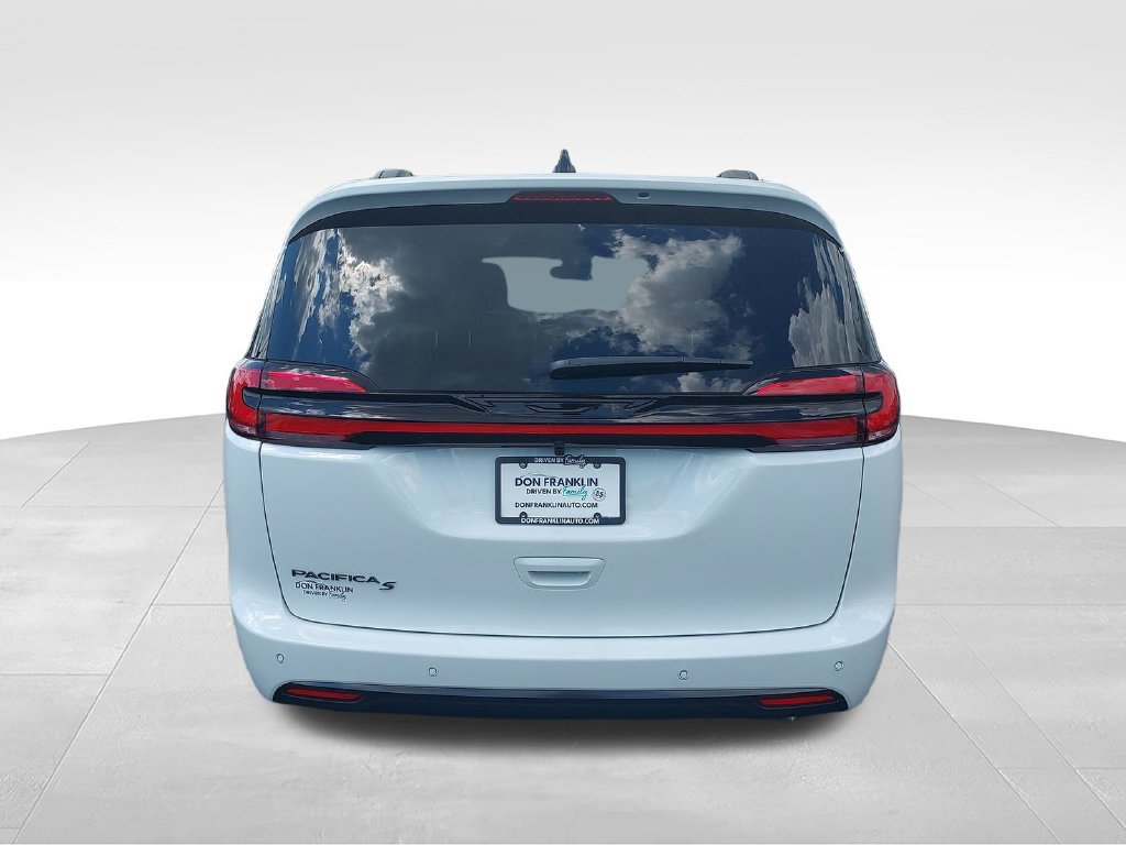 New 2027 Chrysler Pacifica Select w/ S Appearance Package FWD image 4