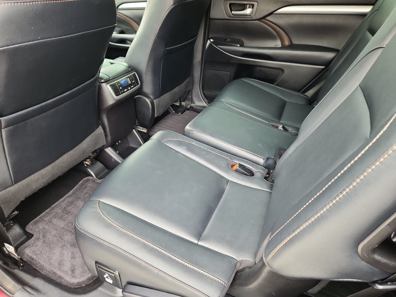 Used 2018 Toyota Highlander XLE FWD image 11