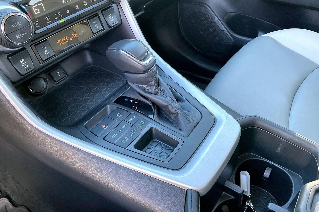 Used 2022 Toyota RAV4 XLE Premium image 30