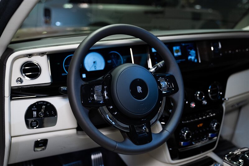 Used 2026 Rolls-Royce Phantom Sedan RWD image 28