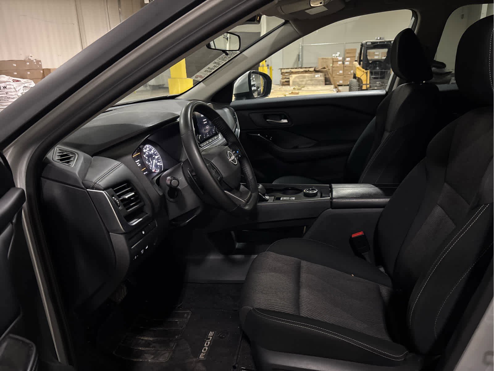 Used 2025 Nissan Rogue SV image 9