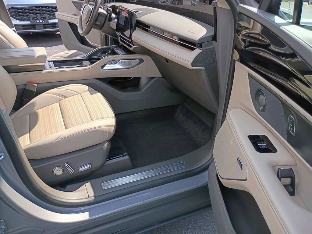 Used 2024 Lincoln Nautilus Reserve w/ Equipment Group 202A AWD/4WD image 18