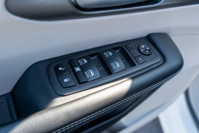 Used 2023 Chrysler Pacifica Touring-L w/ Uconnect Theater Family Group image 21