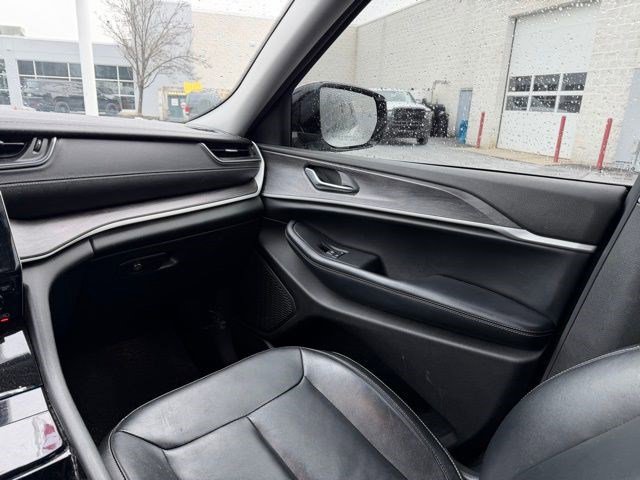 Used 2023 Jeep Grand Cherokee Limited w/ Black Appearance Package image 8