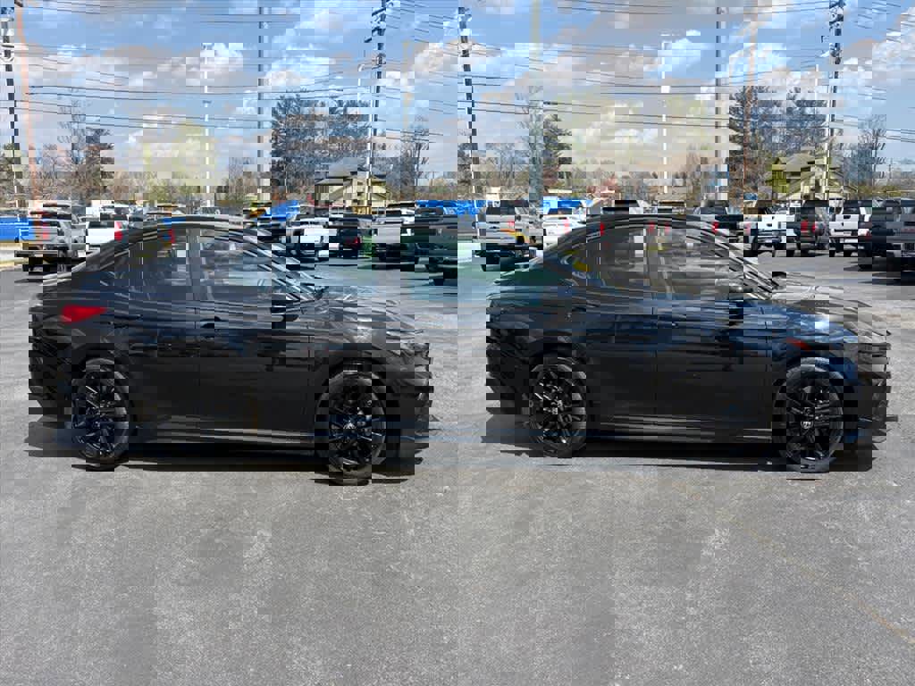 Used 2025 Toyota Camry SE image 2