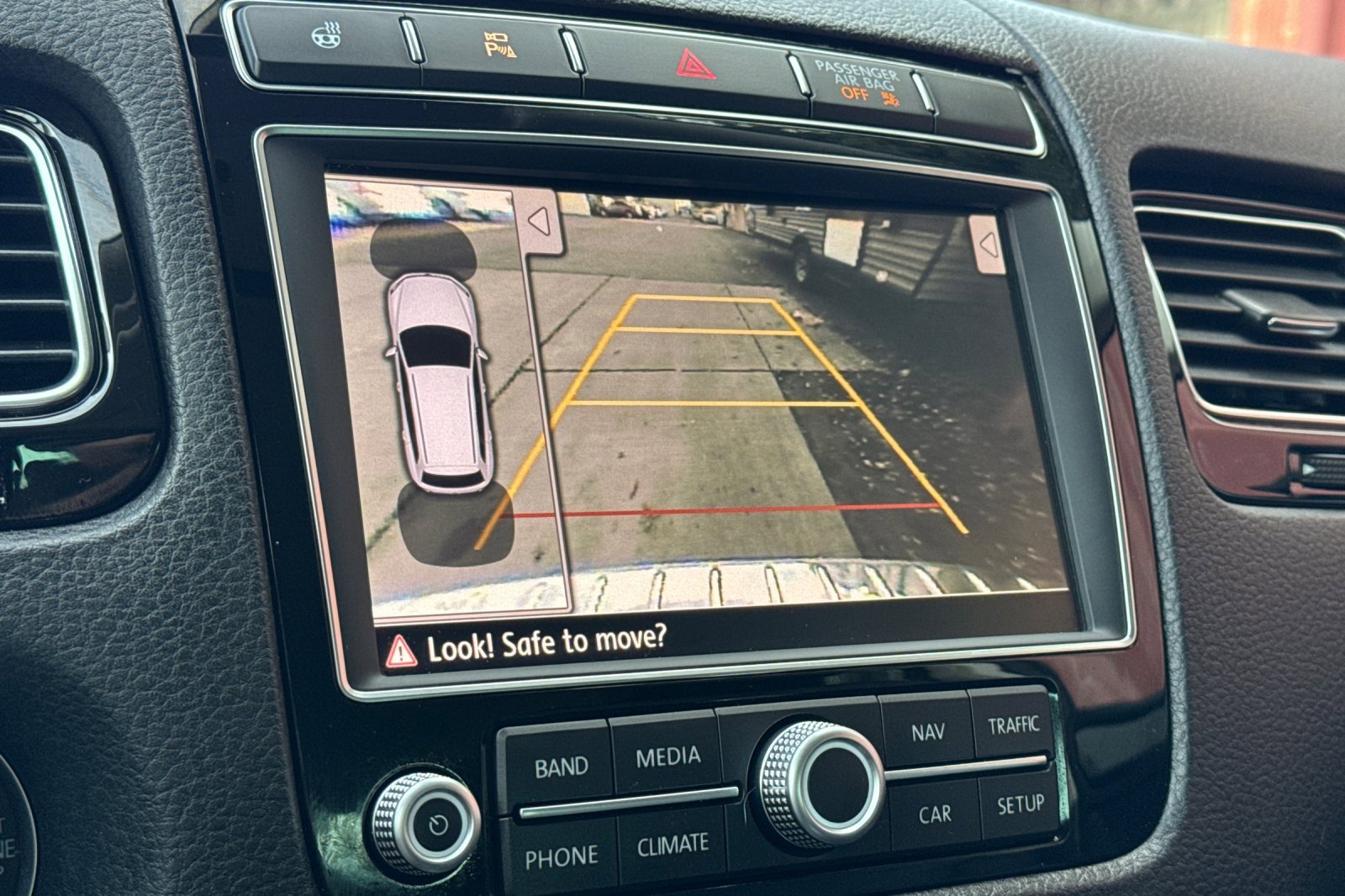 Used 2016 Volkswagen Touareg VR6 image 24