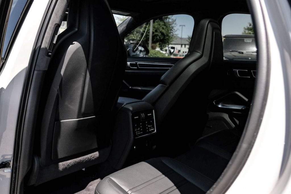 Used 2023 Porsche Cayenne Turbo AWD/4WD image 36