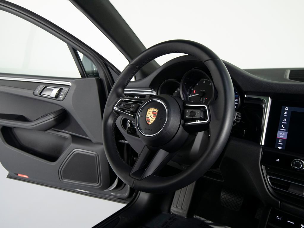 Certified 2025 Porsche Macan image 30