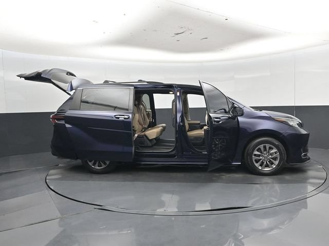 Used 2023 Toyota Sienna XLE FWD image 59