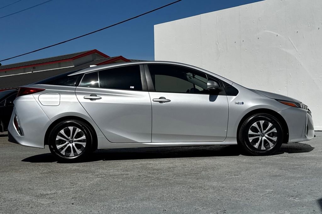 Used 2022 Toyota Prius Prime XLE image 2