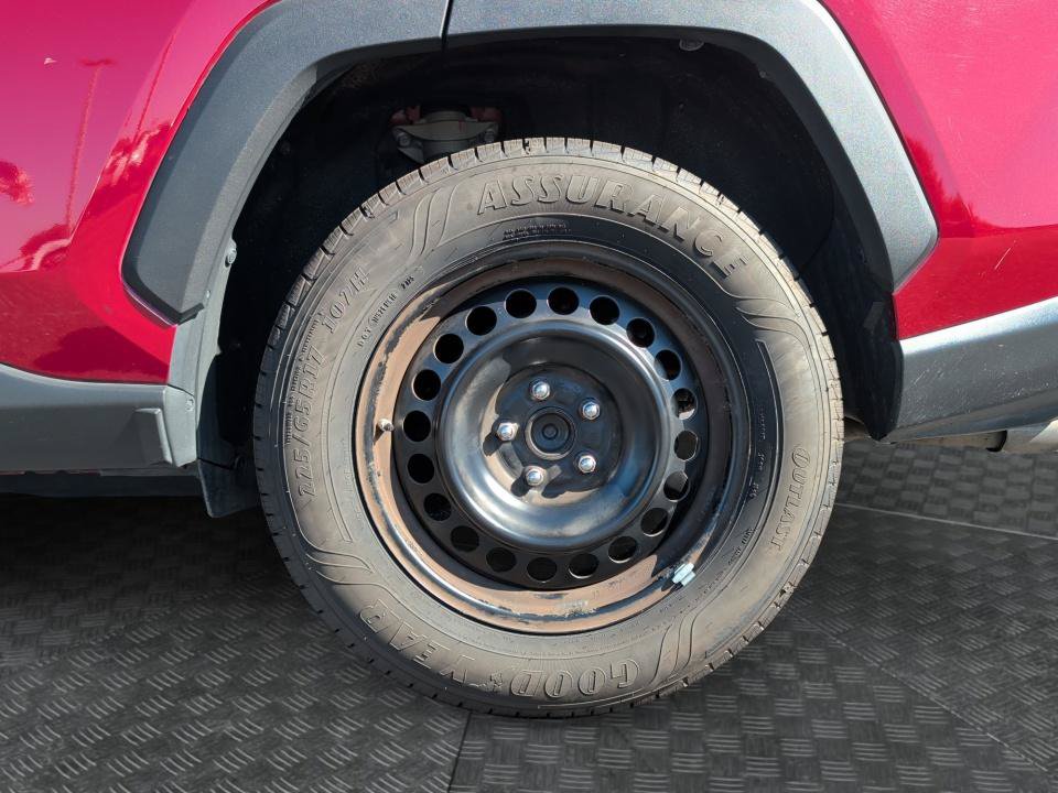 Used 2020 Toyota RAV4 LE FWD image 26