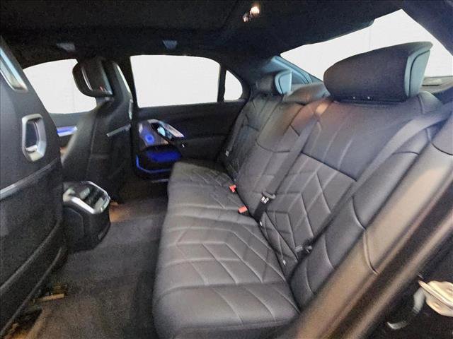Used 2025 BMW i7 M70 AWD/4WD image 10