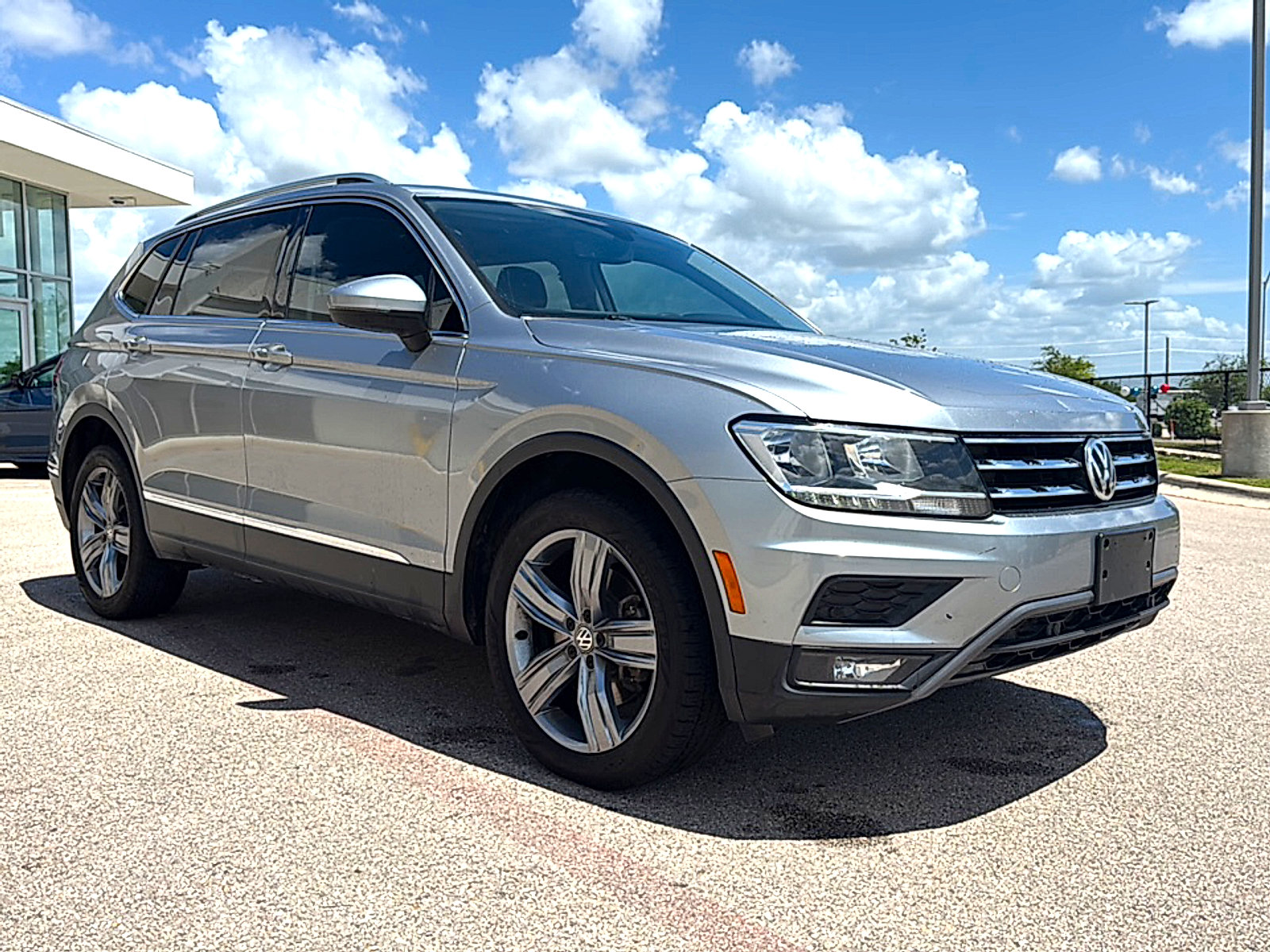 Used 2020 Volkswagen Tiguan SEL FWD image 3