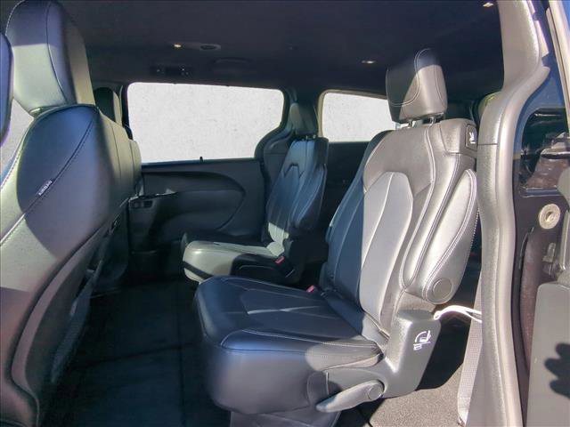 Used 2025 Chrysler Pacifica Select image 17