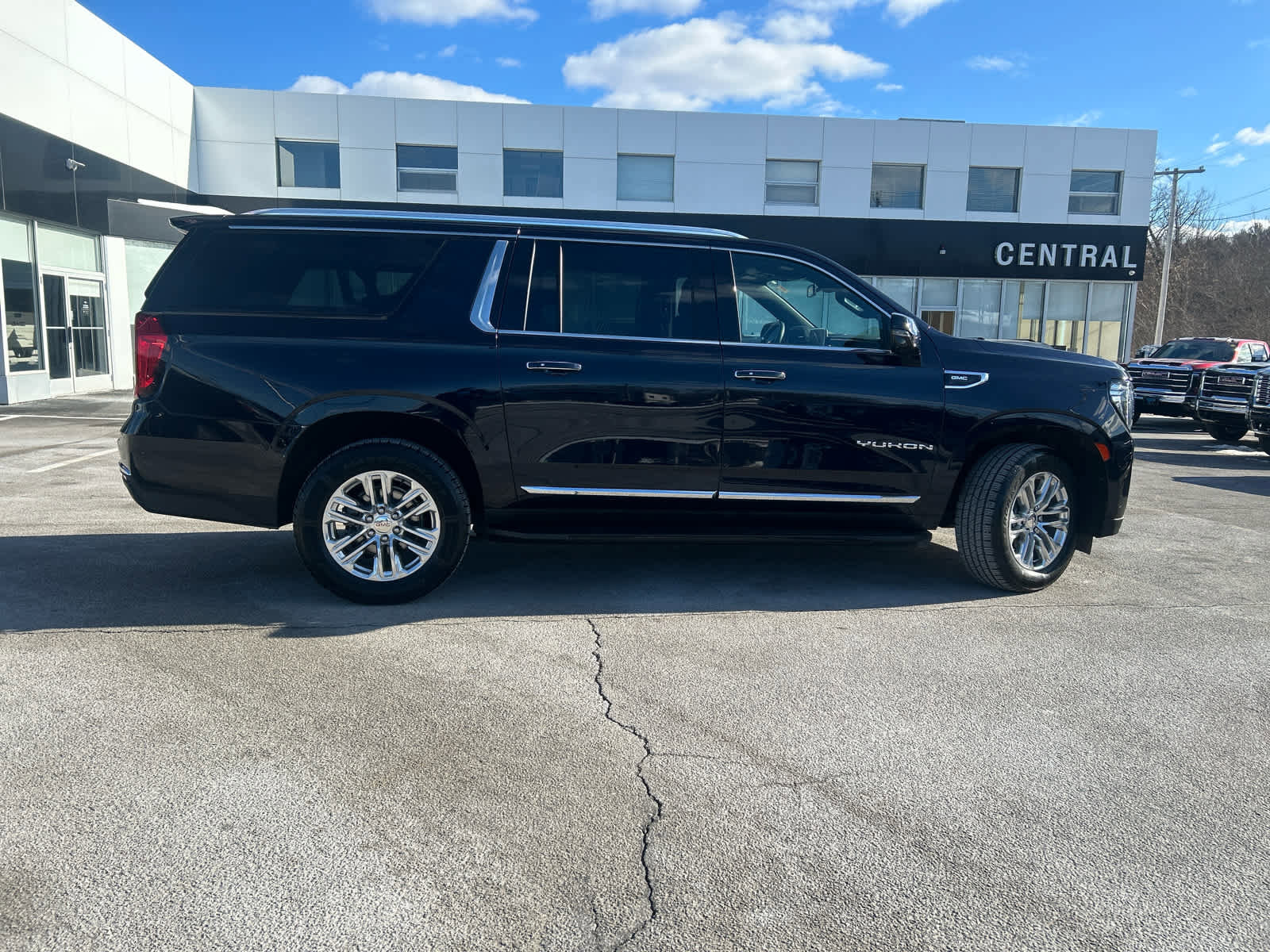 Certified 2022 GMC Yukon XL SLT w/ SLT Premium Package image 8