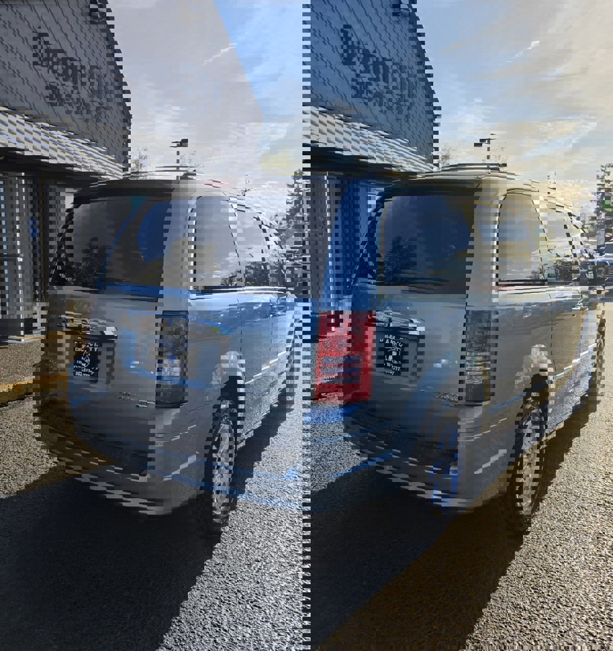 Used 2010 Chrysler Town & Country Touring FWD image 7