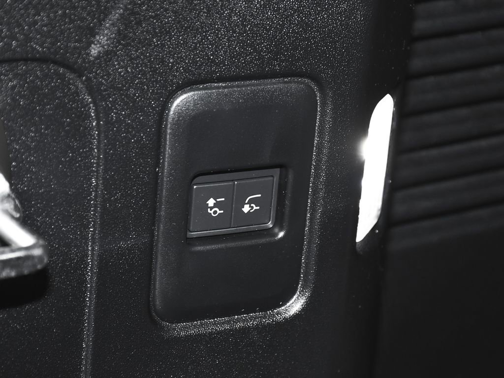 Used 2024 Land Rover Defender 130 X-Dynamic SE image 74