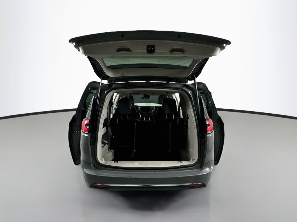 Used 2022 Chrysler Pacifica Touring-L FWD image 25