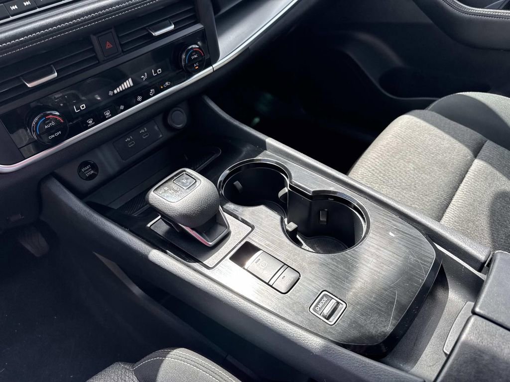 Used 2024 Nissan Rogue SV image 26