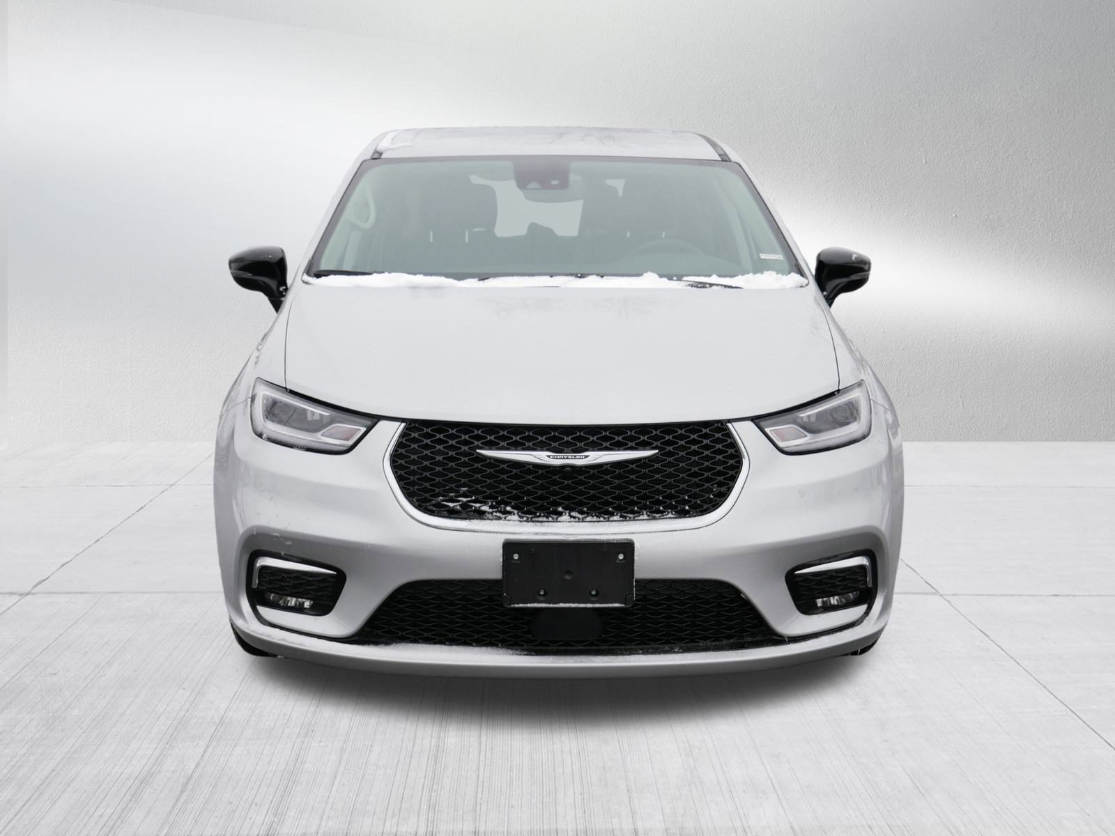 Used 2024 Chrysler Pacifica Touring-L image 2