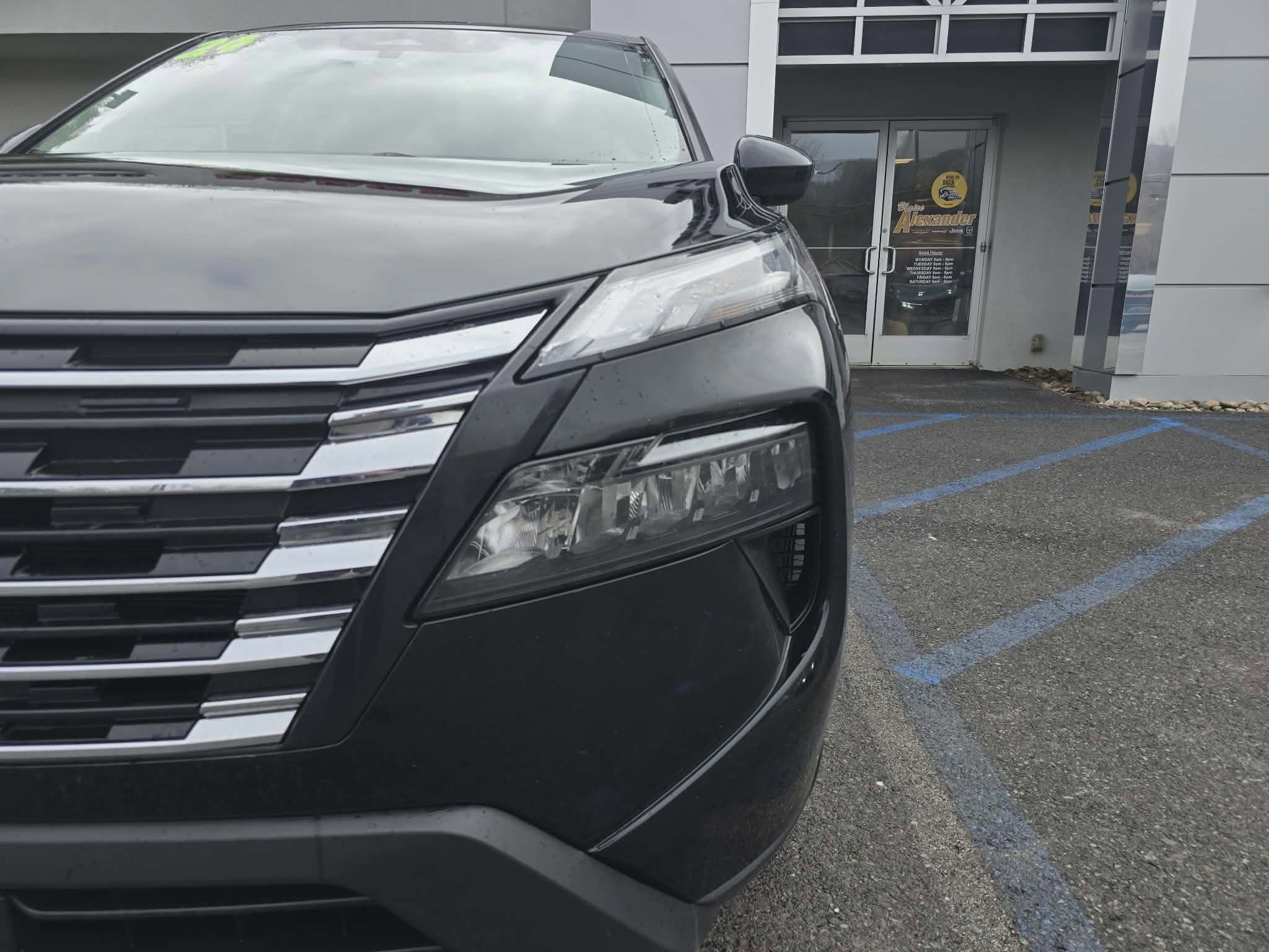 Used 2024 Nissan Rogue SV image 10