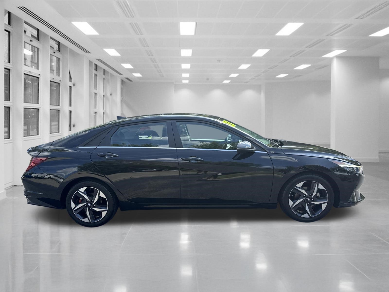 Used 2023 Hyundai Elantra Limited FWD image 4