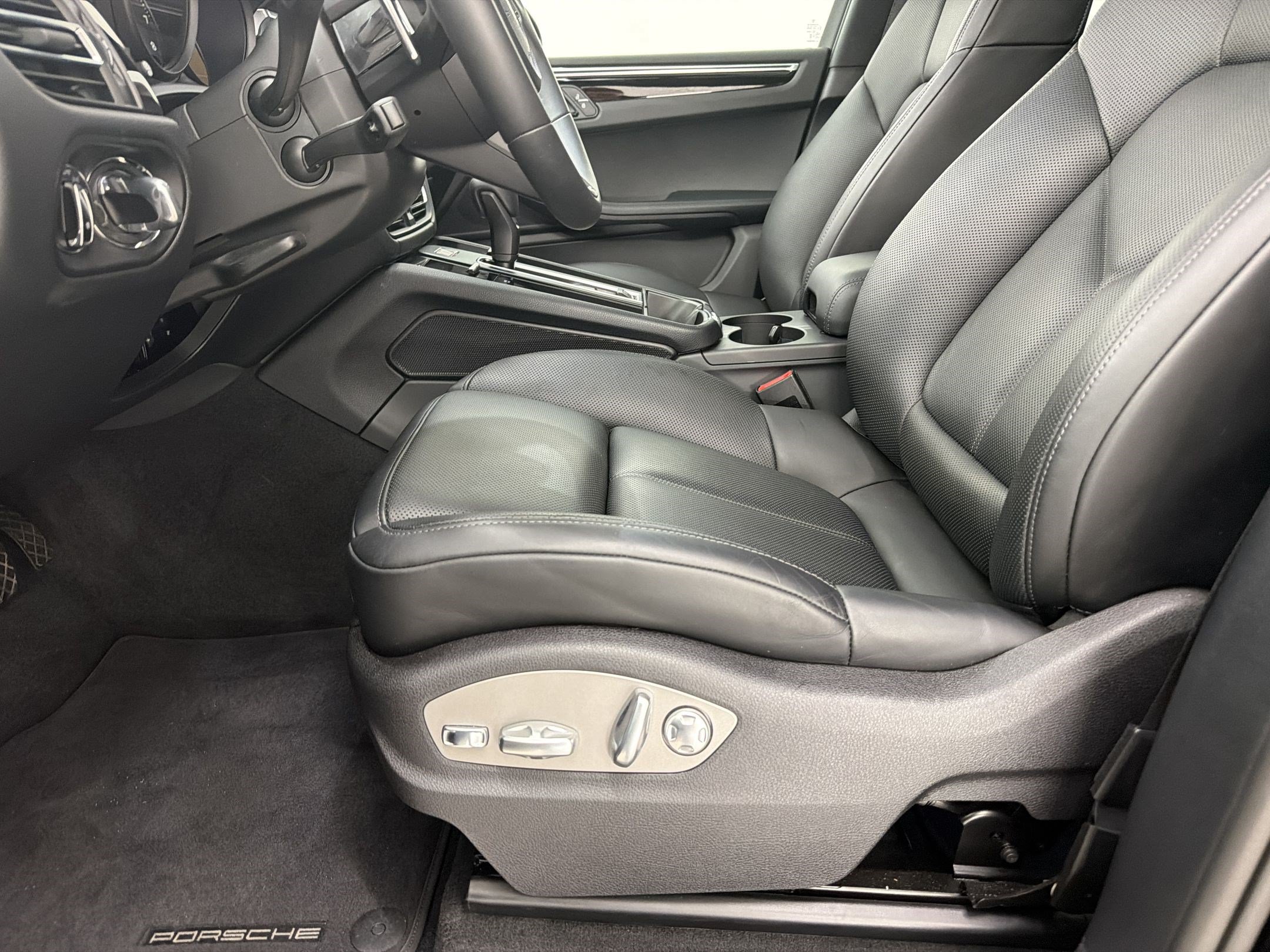 Used 2026 Porsche Macan AWD/4WD image 14