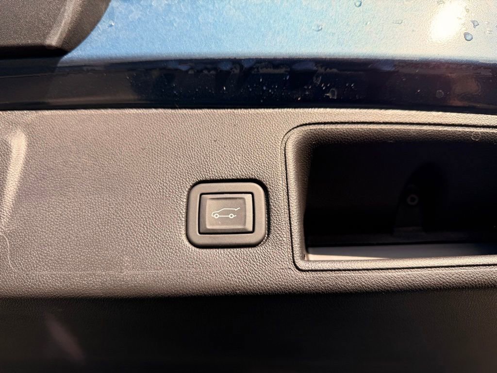 Used 2024 GMC Terrain SLT image 34