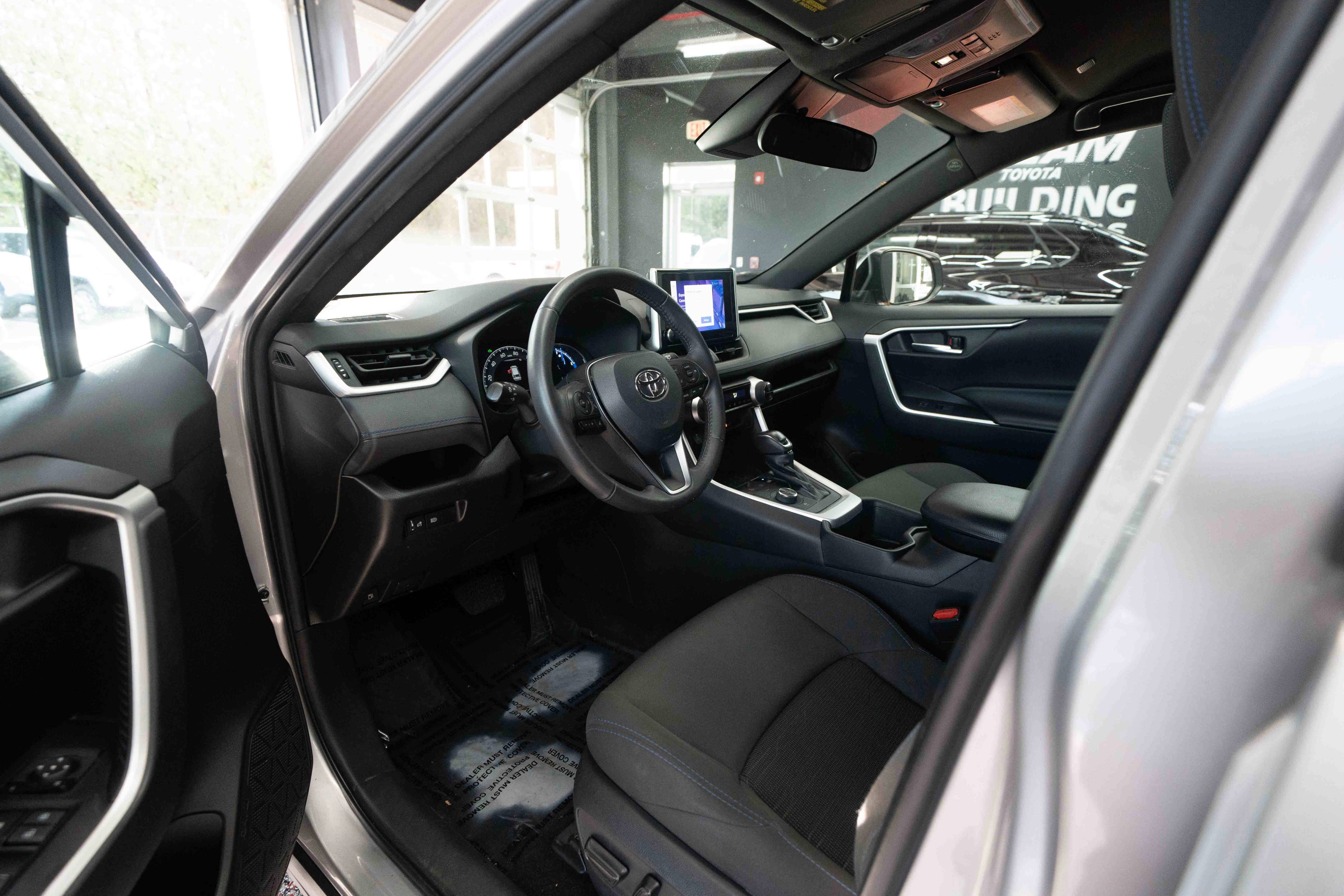 Used 2023 Toyota RAV4 SE image 9