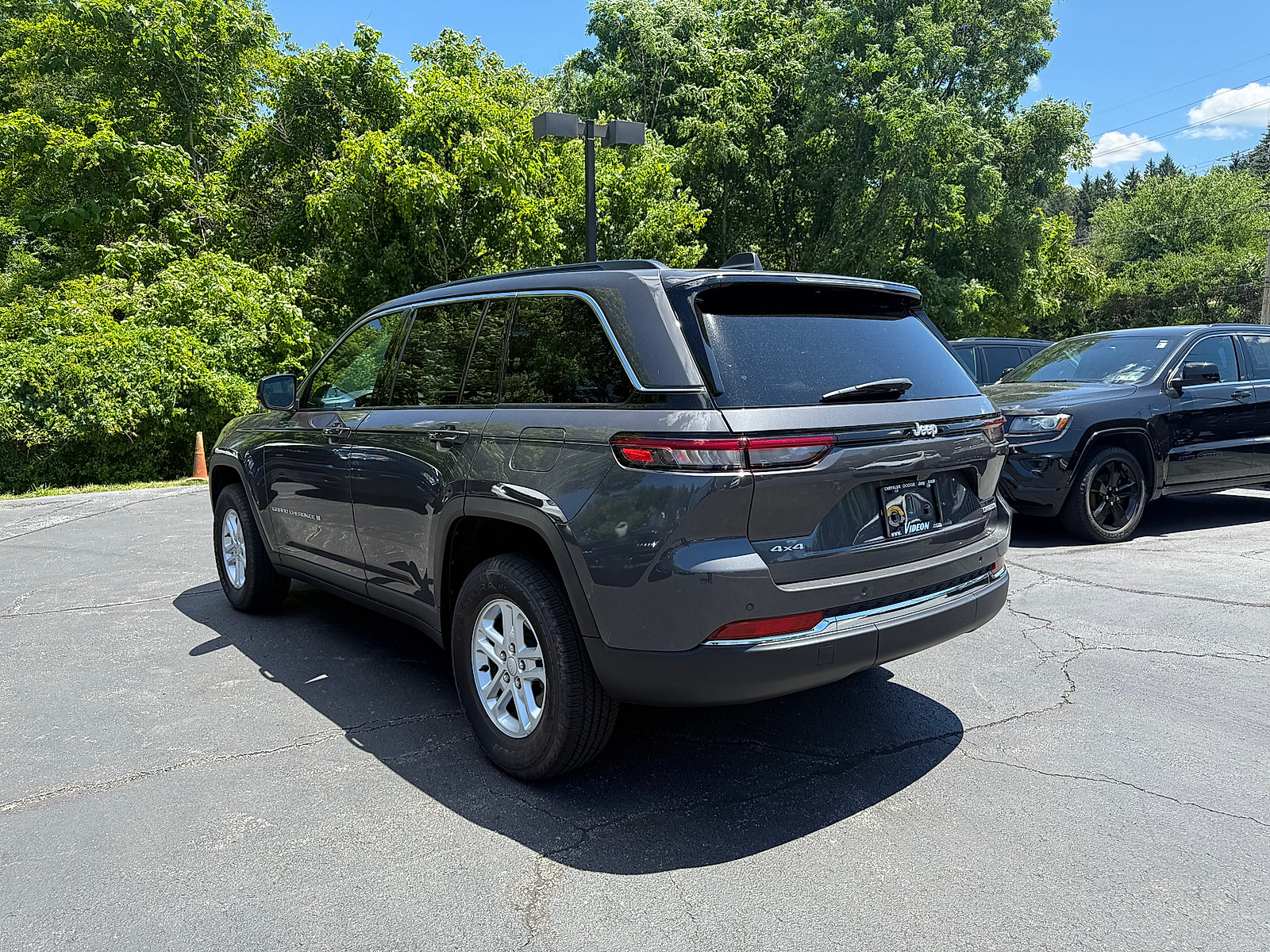 Certified 2025 Jeep Grand Cherokee Laredo w/ Luxury Tech Group I AWD/4WD image 4