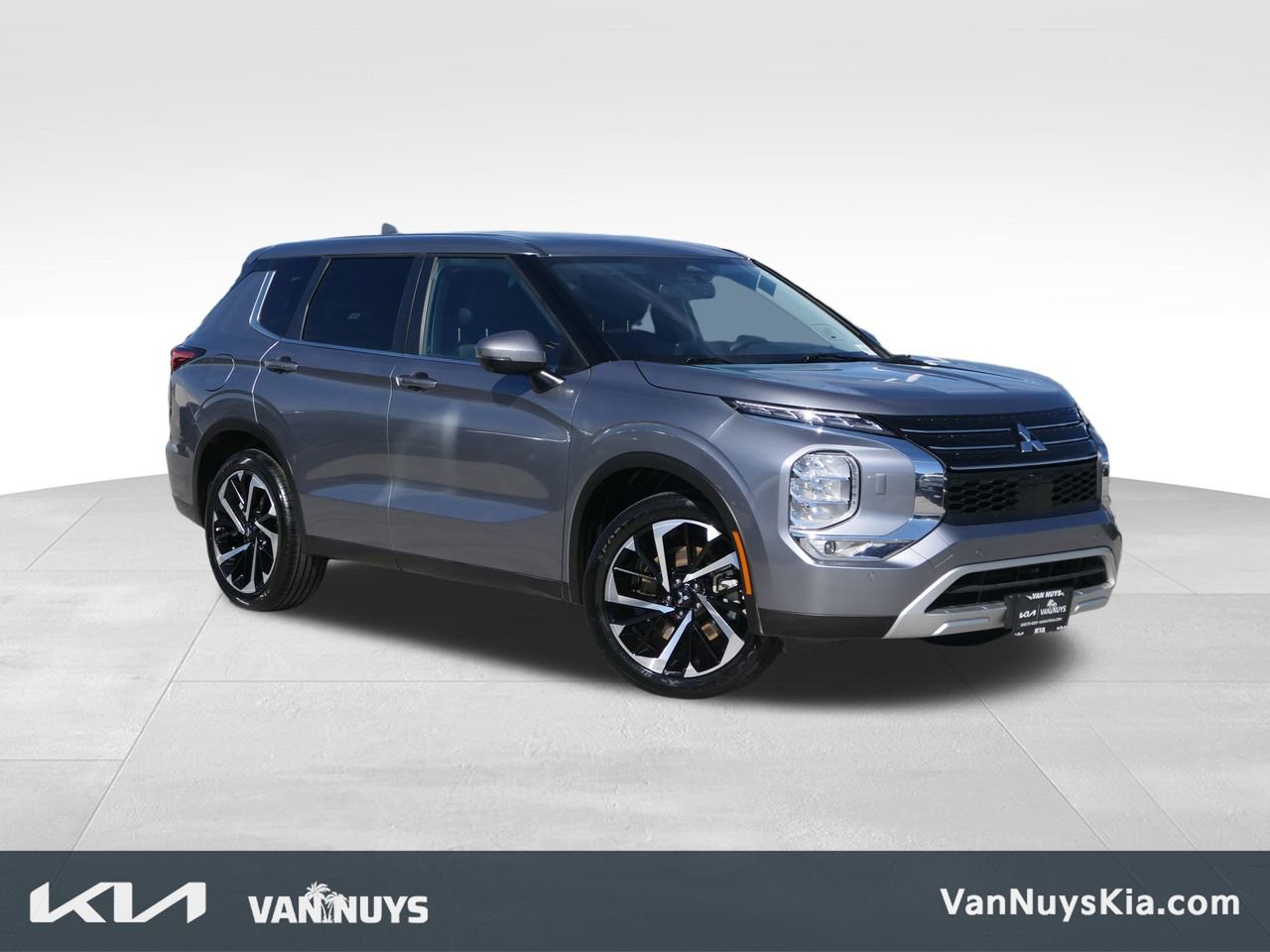 Used 2024 Mitsubishi Outlander SE image 1