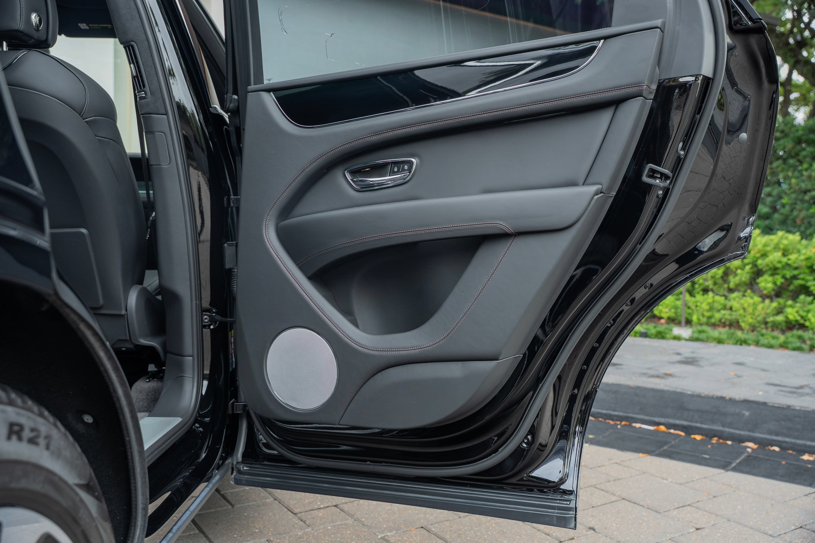 Certified 2024 Bentley Bentayga Plug-In Hybrid AWD/4WD image 17
