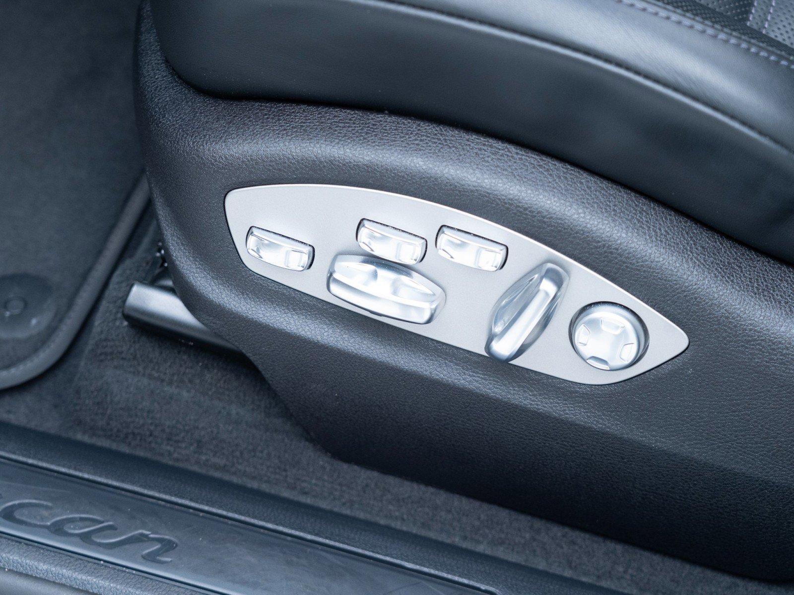 Certified 2025 Porsche Macan image 15