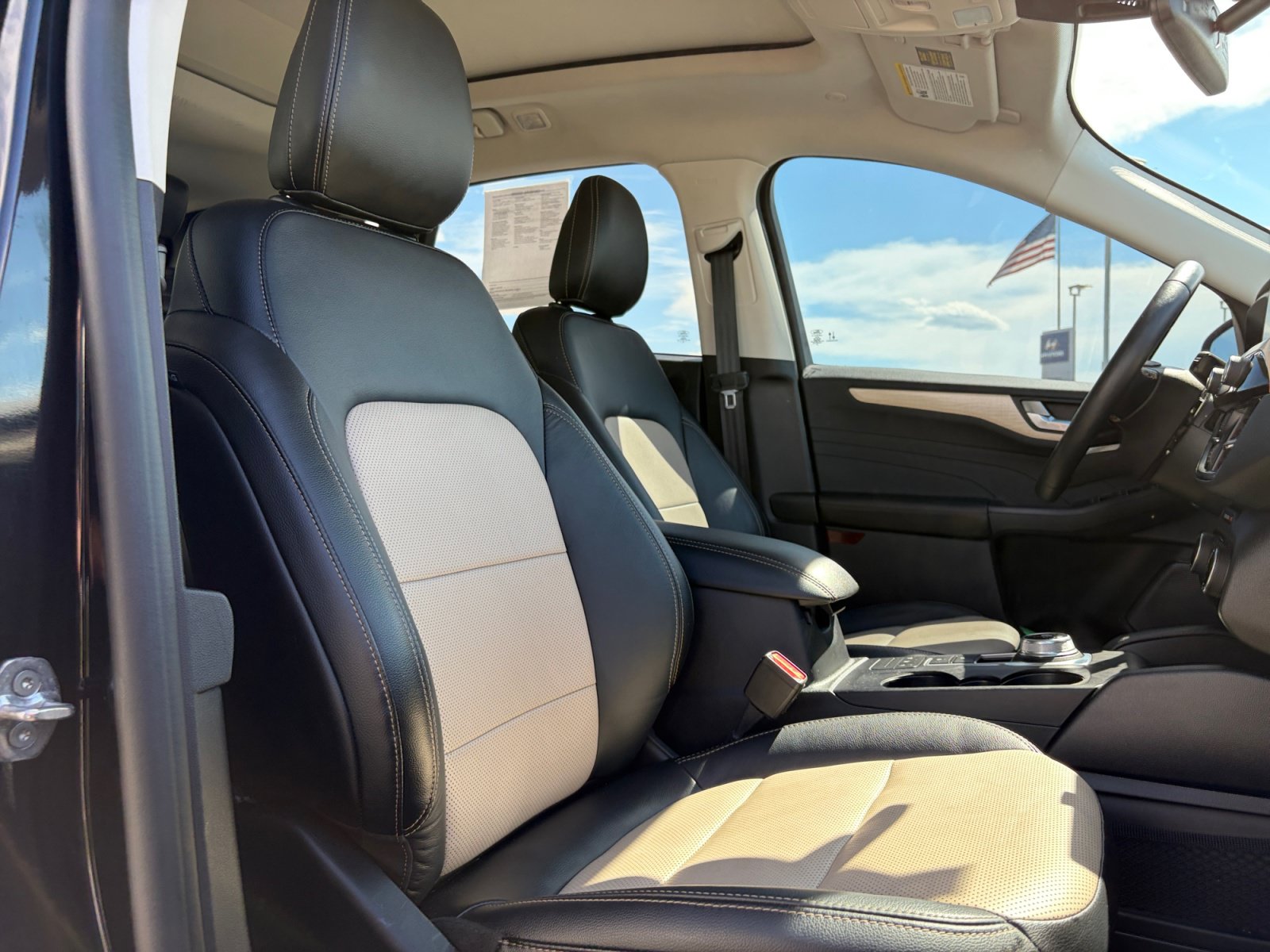 Used 2022 Ford Escape Titanium w/ Titanium Elite Package AWD/4WD image 33