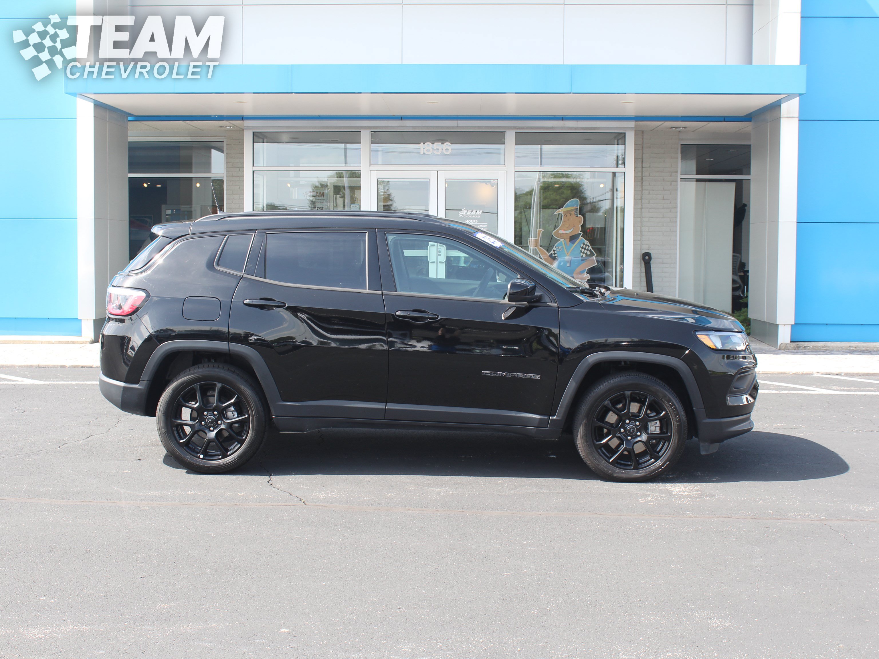 Used 2025 Jeep Compass Latitude w/ Convenience Group AWD/4WD image 3