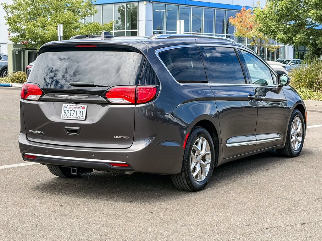 Used 2017 Chrysler Pacifica Limited w/ UConnect Theater Package FWD image 4